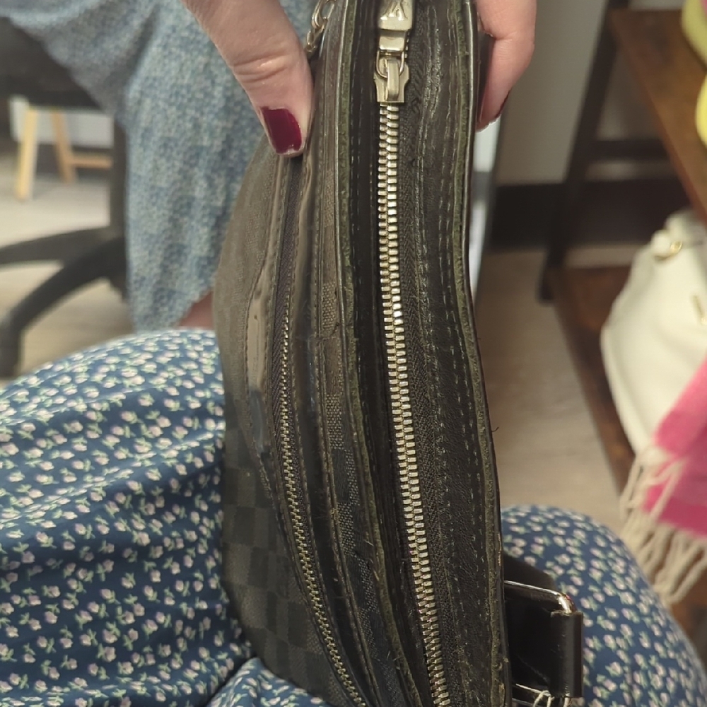 🖤 Authentic Louis Vuitton Damier Graphite Crossbody Pouch 🖤 - Picture 7 of 16